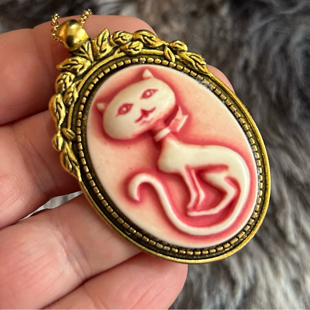 Handcrafted rose sitting pretty kitty cat cameo pendant on chain necklace